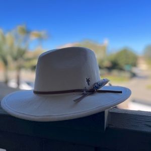 FRYE Olivia Wool Felt Fedora white/cream hat with leather and feather detail NWT